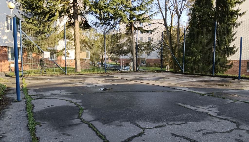 Městská zeleň zahájí plánovanou rekonstrukci víceúčelového hřiště na Mokré