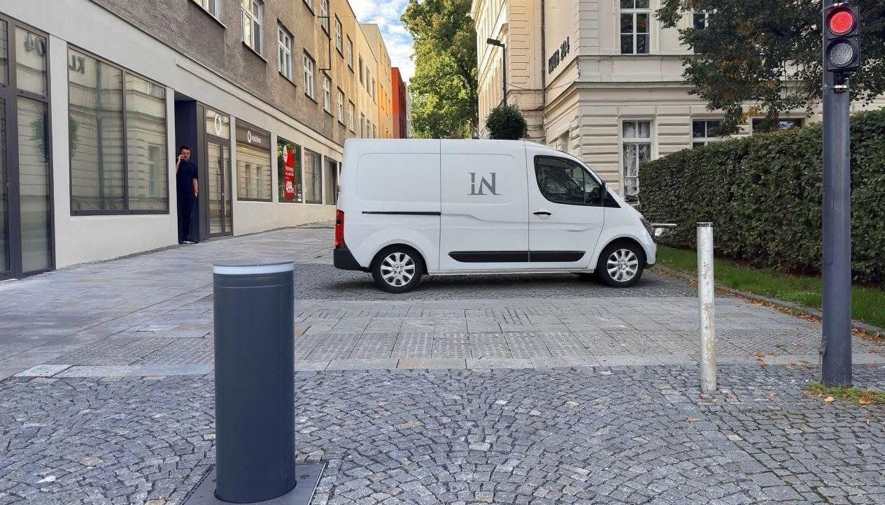 Pozor, výměna výsuvného sloupku uzavře na celý týden ulici Školní