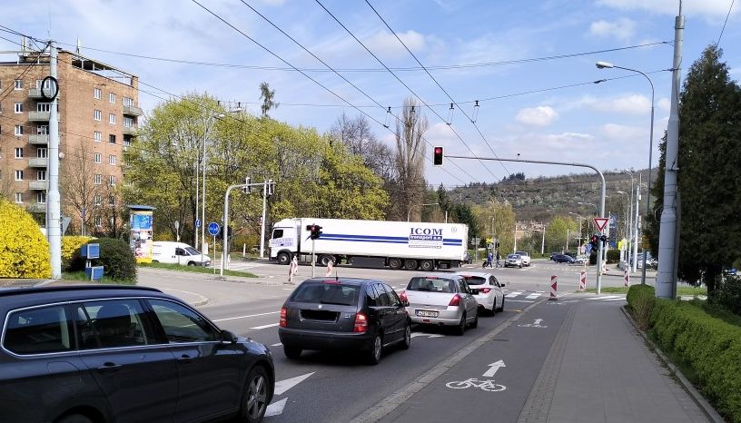 Řidiče i chodce čekají od pondělí omezení na frekventované křižovatce u Lidlu
