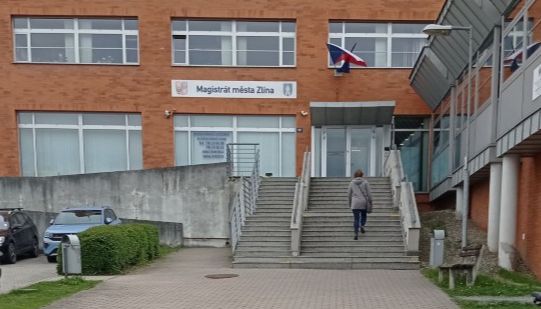 Začíná obnova vstupu do budovy magistrátu na ulici L. Váchy, potrvá do srpna