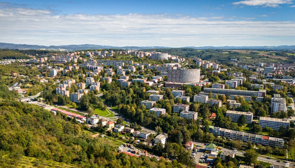Město zpřísňuje pravidla parkování dodávek a karavanů na Jižních Svazích