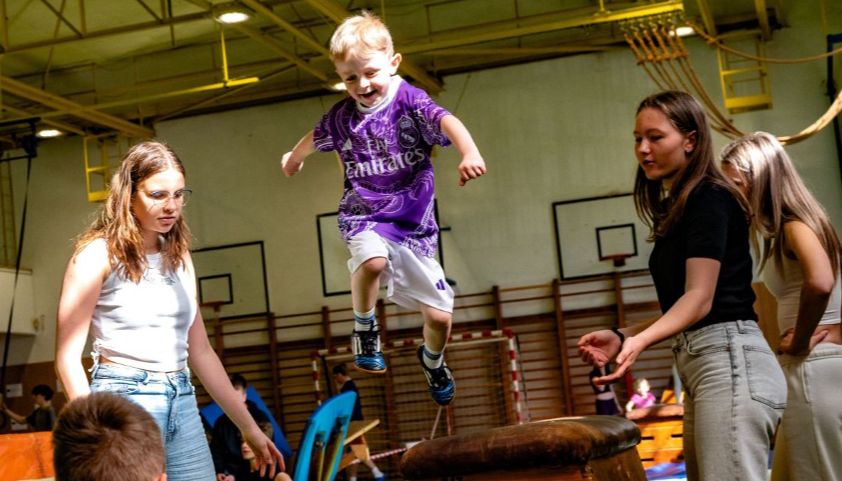 Junior race 2026: Tělocvičnu ZŠ Emila Zátopka zaplnily stovky malých závodníků