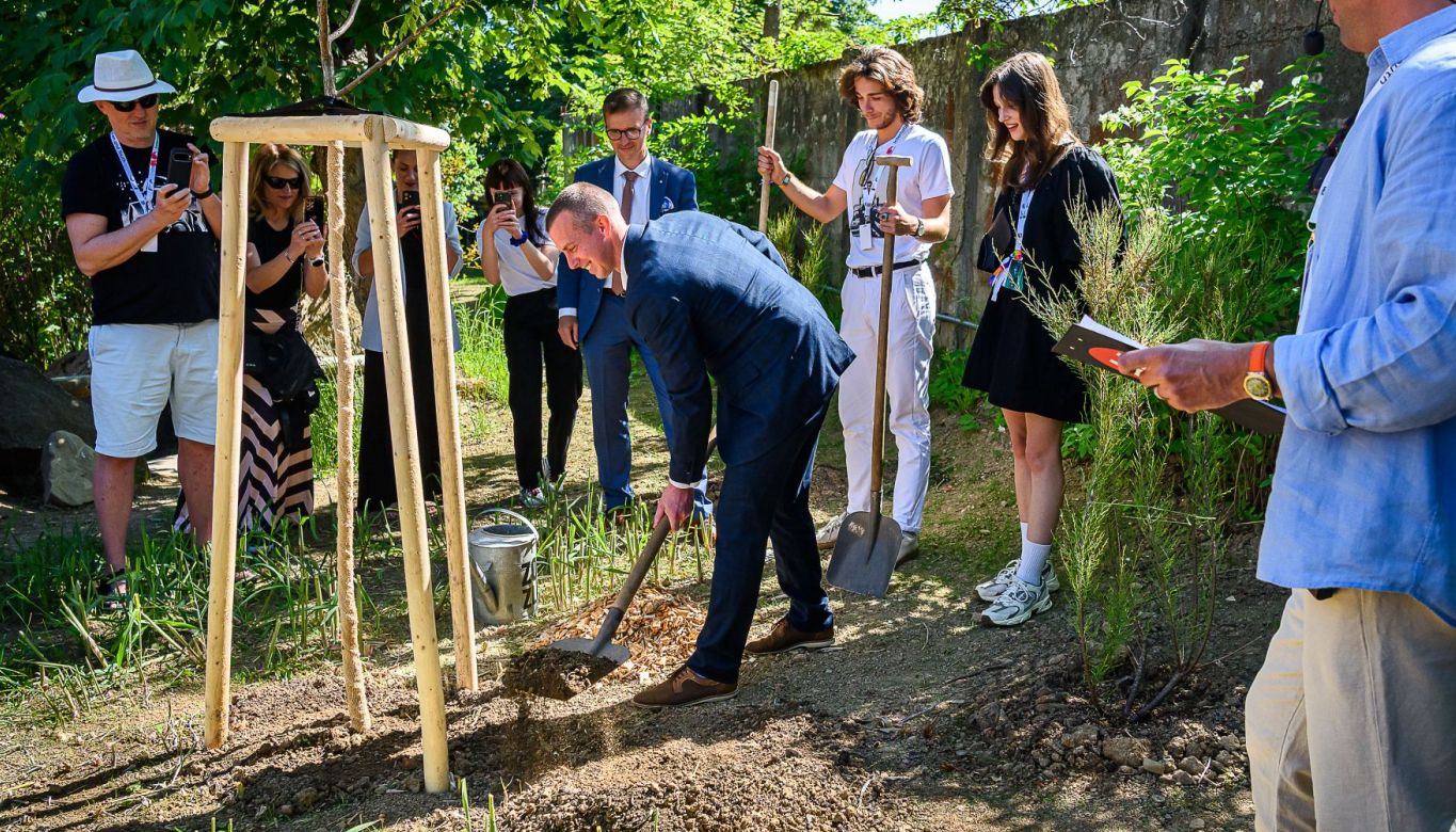 Mladí nadějní herci sázeli v zoo stromy a pokřtili 3 letošní mláďata rejnoků