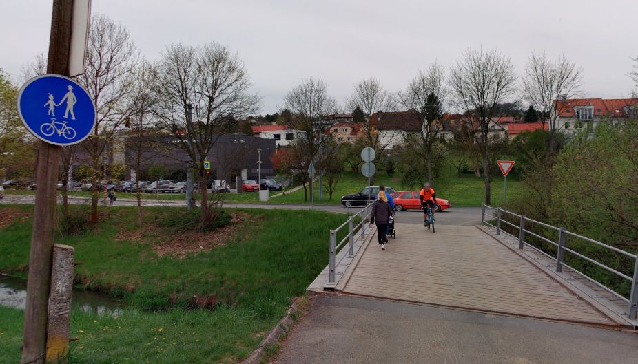 NEPŘEHLÉDNĚTE. Most přes Fryštácký potok na Vršavě bude dva dny uzavřen