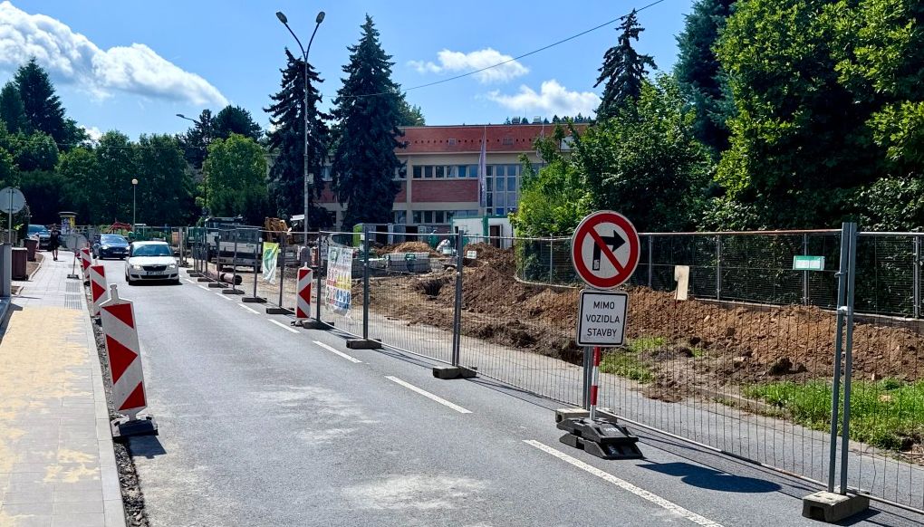 Pozor na víkendovou uzavírku ulic Hradská a Osvoboditelů. Objížďka povede po Březnické