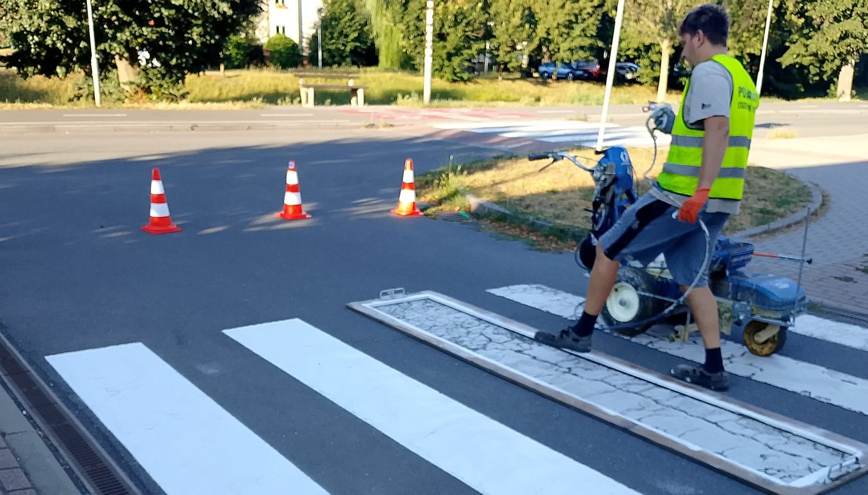 Město obnovuje přechody u škol a školek. Zvýší jejich viditelnost před začátkem školního roku