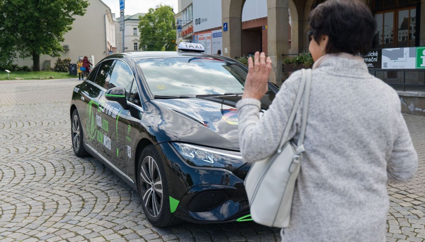 Zájem o Senior taxi byl v říjnu mimořádný, zvýhodněné jízdné dočasně neplatí